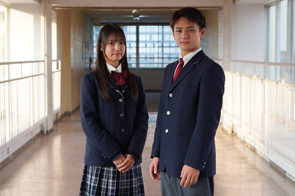 制 服